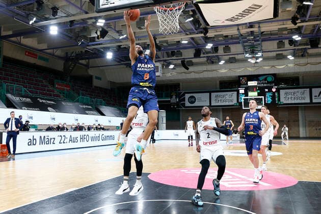 Basketball FIBA Europa Cup 5. Spieltag Gruppe I Runde 2 in der Oberfrankenhalle in Bayreuth Saison 2021-2022 Medi Bayreuth gegen Parma-Parimatch Jeremiah Hill (Parma-Parimatch) -8- links