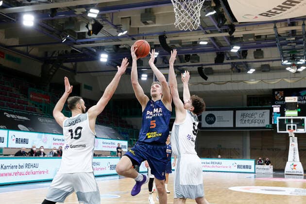 Basketball FIBA Europa Cup 5. Spieltag Gruppe I Runde 2 in der Oberfrankenhalle in Bayreuth Saison 2021-2022 Medi Bayreuth gegen Parma-Parimatch Martynas Sajus ( Medi Bayreuth) -19- links Kay Bruhnke (Medi Bayreuth) -9- rechts Mareks Mejeris (Parma-Parimatch) -5- mitte
