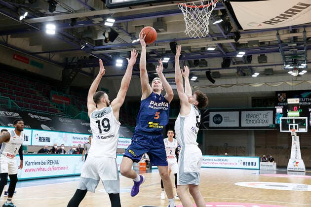 Basketball FIBA Europa Cup 5. Spieltag Gruppe I Runde 2 in der Oberfrankenhalle in Bayreuth Saison 2021-2022 Medi Bayreuth gegen Parma-Parimatch Martynas Sajus ( Medi Bayreuth) -19- links Kay Bruhnke (Medi Bayreuth) -9- rechts Mareks Mejeris (Parma-Parimatch) -5- mitte