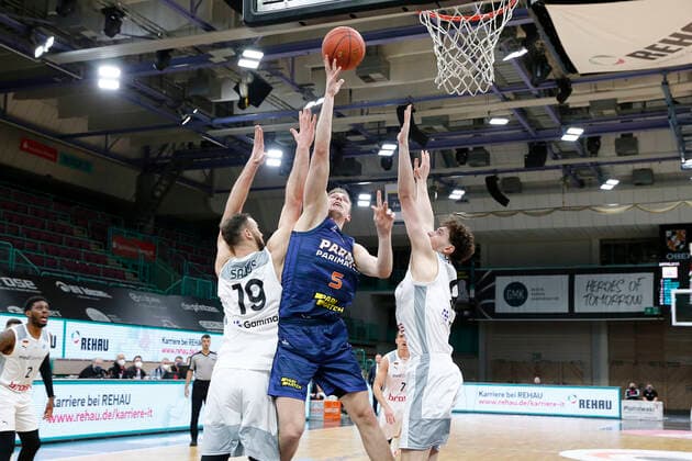 Basketball FIBA Europa Cup 5. Spieltag Gruppe I Runde 2 in der Oberfrankenhalle in Bayreuth Saison 2021-2022 Medi Bayreuth gegen Parma-Parimatch Martynas Sajus ( Medi Bayreuth) -19- links Kay Bruhnke (Medi Bayreuth) -9- rechts Mareks Mejeris (Parma-Parimatch) -5- mitte