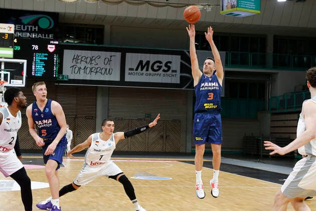 Basketball FIBA Europa Cup 5. Spieltag Gruppe I Runde 2 in der Oberfrankenhalle in Bayreuth Saison 2021-2022 Medi Bayreuth gegen Parma-Parimatch Philip Jalalpoor (Medi Bayreuth) -7- links Adas Juskevicius (Parma-Parimatch) -3- rechts