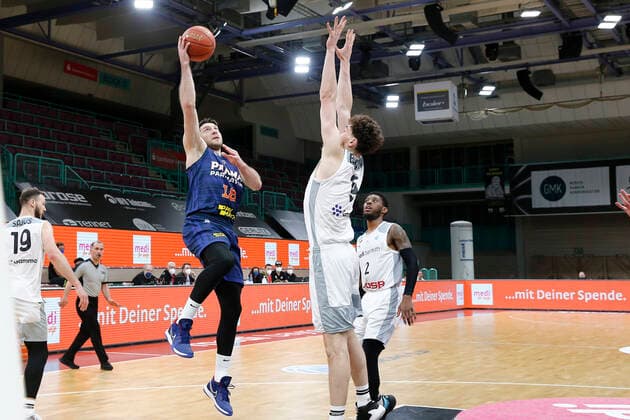 Basketball FIBA Europa Cup 5. Spieltag Gruppe I Runde 2 in der Oberfrankenhalle in Bayreuth Saison 2021-2022 Medi Bayreuth gegen Parma-Parimatch Kay Bruhnke (Medi Bayreuth) -9- rechts Evgeny Voronov (Parma-Parimatch) -18- links