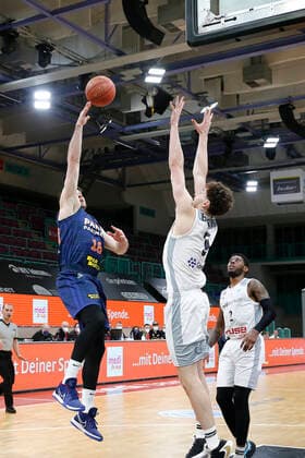 Basketball FIBA Europa Cup 5. Spieltag Gruppe I Runde 2 in der Oberfrankenhalle in Bayreuth Saison 2021-2022 Medi Bayreuth gegen Parma-Parimatch Kay Bruhnke (Medi Bayreuth) -9- rechts Evgeny Voronov (Parma-Parimatch) -18- links
