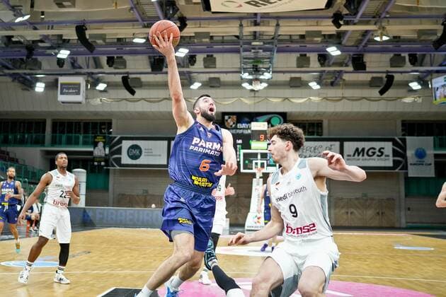 medi bayreuth - Parma Perm , Basketball, FIBA Europe Cup, Runde 2 , Spieltag 5, Spielzeit 2021 2022, 01.02.2022 6 Eigirdas Zukauskas (Parma Perm) 9 Bruhnke Kay (medi Bayreuth) medi bayreuth - Parma Perm , Basketball, FIBA Europe Cup, Runde 2, Spieltag 5, Spielzeit 2021 2022, 01.02.2022 Bayreuth Copyright: xEibner-Pressefoto ThorstenxOchsx EP_TOS