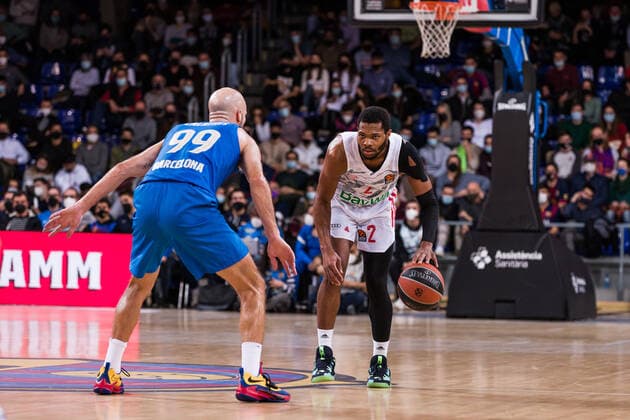 February 1, 2022, Barcelona, Barcelona, Spain: Corey Walden of Bayern Munich in action against Nick Calathes of FC Barcelona, Barca during the Turkish Airlines EuroLeague match between FC Barcelona and FC Bayern Munich at Palau Blaugrana on February 01, 2022 in Barcelona, Spain. Barcelona Spain - ZUMAa181 20220201_zaa_a181_021 Copyright: xJavierxBorregox