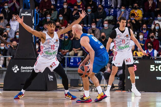 February 1, 2022, Barcelona, Barcelona, Spain: Nick Calathes of FC Barcelona, Barca in action against Jason George of Bayern Munich during the Turkish Airlines EuroLeague match between FC Barcelona and FC Bayern Munich at Palau Blaugrana on February 01, 2022 in Barcelona, Spain. Barcelona Spain - ZUMAa181 20220201_zaa_a181_019 Copyright: xJavierxBorregox