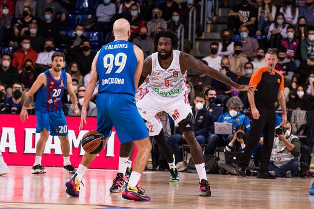 February 1, 2022, Barcelona, Barcelona, Spain: Nick Calathes of FC Barcelona, Barca in action against Othello Hunter of Bayern Munich during the Turkish Airlines EuroLeague match between FC Barcelona and FC Bayern Munich at Palau Blaugrana on February 01, 2022 in Barcelona, Spain. Barcelona Spain - ZUMAa181 20220201_zaa_a181_020 Copyright: xJavierxBorregox