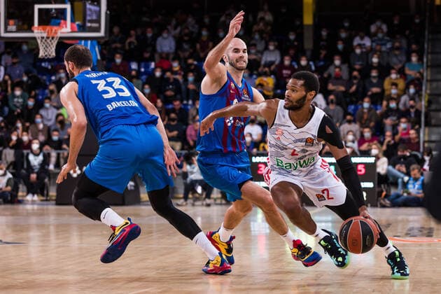 February 1, 2022, Barcelona, Barcelona, Spain: Corey Walden of Bayern Munich competes with Nick Calathes of FC Barcelona, Barca during the Turkish Airlines EuroLeague match between FC Barcelona and FC Bayern Munich at Palau Blaugrana on February 01, 2022 in Barcelona, Spain. Barcelona Spain - ZUMAa181 20220201_zaa_a181_022 Copyright: xJavierxBorregox
