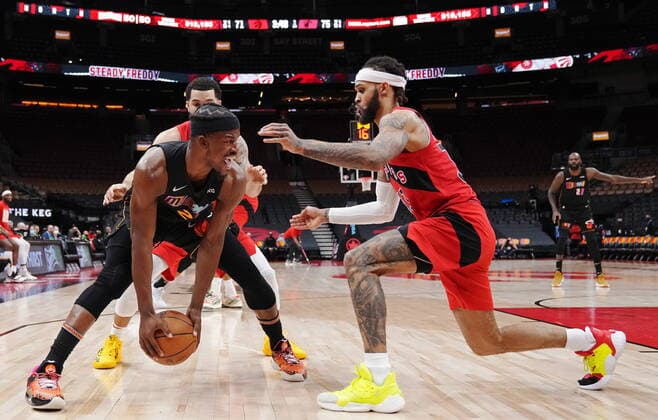 February 1, 2022, TORONTO, ON, CANADA: Miami Heat forward Jimmy Butler (22) protects the ball from Toronto Raptors guard Gary Trent Jr. (33) during second half NBA, Basketball Herren, USA basketball action in Toronto on Tuesday, February 1, 2022. Canada News - February 1, 2022  - ZUMAc35_ 20220201_zaf_c35_103 Copyright: xNathanxDenettex