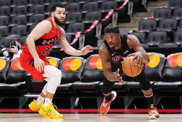 February 1, 2022, TORONTO, ON, CANADA: Miami Heat forward Jimmy Butler (22) drives past Toronto Raptors guard Fred VanVleet (23) during second half NBA, Basketball Herren, USA basketball action in Toronto on Tuesday, February 1, 2022. Canada News - February 1, 2022  - ZUMAc35_ 20220201_zaf_c35_104 Copyright: xNathanxDenettex
