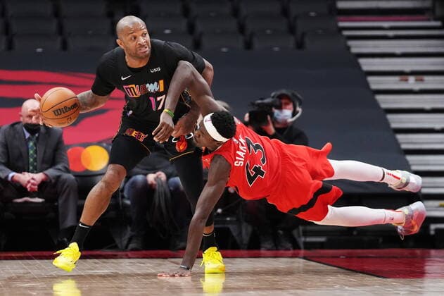 Sport Bilder des Tages February 1, 2022, TORONTO, ON, CANADA: Miami Heat forward P.J. Tucker (17) protects the ball from a diving Toronto Raptors forward Pascal Siakam (43) during second half NBA, Basketball Herren, USA basketball action in Toronto on Tuesday, February 1, 2022. Canada News - February 1, 2022  - ZUMAc35_ 20220201_zaf_c35_107 Copyright: xNathanxDenettex