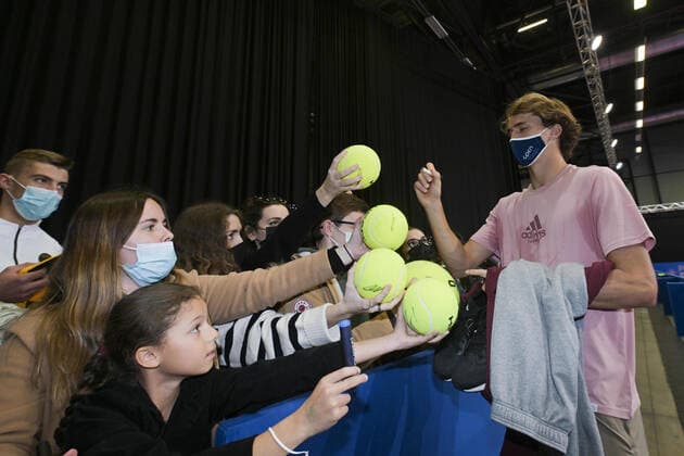 Alexander Zverev (Ger) signant des autographes a la sortie de son entrainement TENNIS : Open Sud de France 2022 - Montpellier - 01 02 2022 JBAutissier Panoramic 