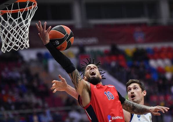 Sport Bilder des Tages Russia Basketball Euroleague CSKA - Anadolu Efes 6753178 02.02.2022 CSKA s Daniel Hackett, left, shoots as Anadolu s Tibor Pleiss blocks during the Euroleague basketball match between CSKA Moscow and Anadolu Efes Istanbul, in Moscow, Russia. Evgeny Biyatov Sputnik Moscow Russia  Copyright: xEvgenyxBiyatovx