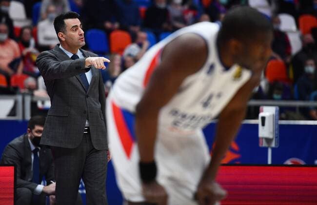 Russia Basketball Euroleague CSKA - Anadolu Efes 6753179 02.02.2022 Anadolu s head coach Ergin Ataman, left, reacts during the Euroleague basketball match between CSKA Moscow and Anadolu Efes Istanbul, in Moscow, Russia. Evgeny Biyatov Sputnik Moscow Russia  Copyright: xEvgenyxBiyatovx