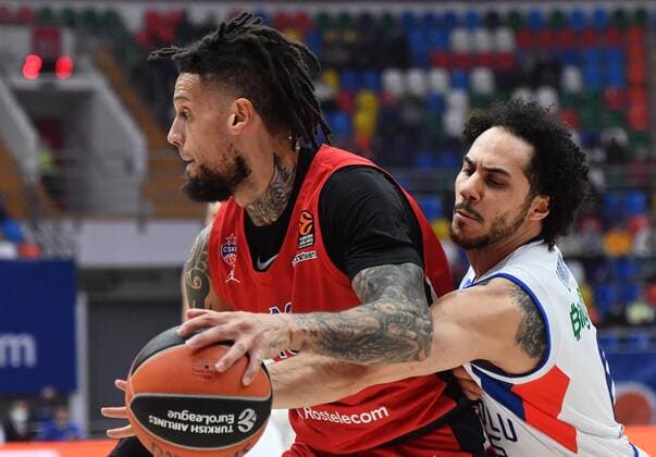 Russia Basketball Euroleague CSKA - Anadolu Efes 6753187 02.02.2022 CSKA s Daniel Hackett, left, and Anadolu s Shane Larkin struggle for a ball during the Euroleague basketball match between CSKA Moscow and Anadolu Efes Istanbul, in Moscow, Russia. Evgeny Biyatov Sputnik Moscow Russia  Copyright: xEvgenyxBiyatovx