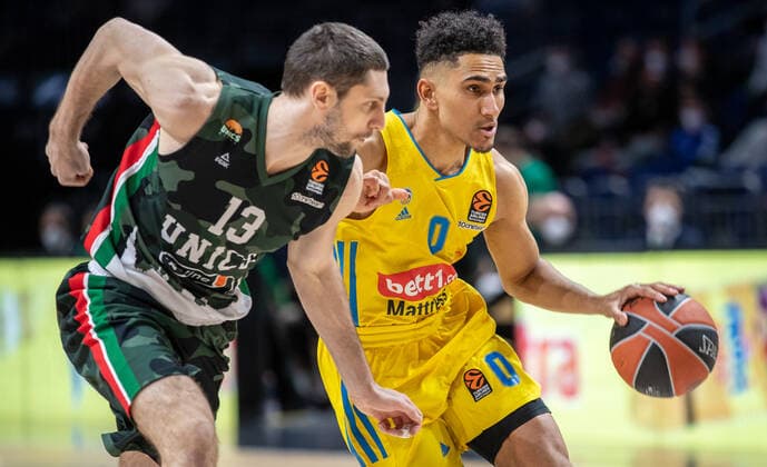 Basketball: EuroLeague, ALBA Berlin - UNICS Kazan, 24. Spieltag, Mercedes-Benz Arena. ALBAs Maodo Lo (r) kaempft gegen Dmitrii Uzinskii von UNICS Kazan um den Ball. ALBA Berlin - UNICS Kazan