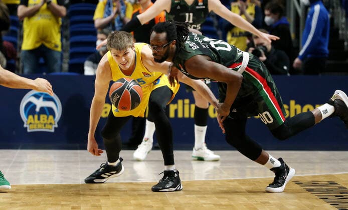 Sport Bilder des Tages Ben Lammers, John Brown III Aktion Spielszene Zweikampf Basketball Euroleague EL Herren Saison 2021 2022 02.02.2022 ALBA Berlin vs. UNICS Kazan
