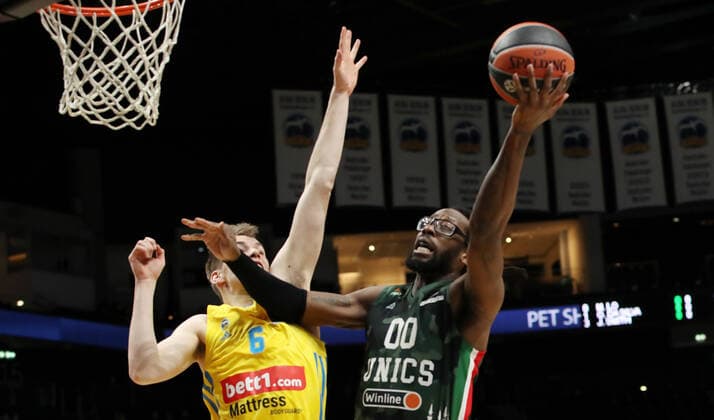 Malte Delow, John Brown III Aktion Spielszene Zweikampf Basketball Euroleague EL Herren Saison 2021 2022 02.02.2022 ALBA Berlin vs. UNICS Kazan
