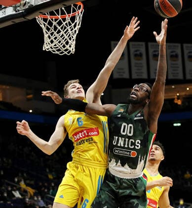 Malte Delow, John Brown III Aktion Spielszene Zweikampf Basketball Euroleague EL Herren Saison 2021 2022 02.02.2022 ALBA Berlin vs. UNICS Kazan