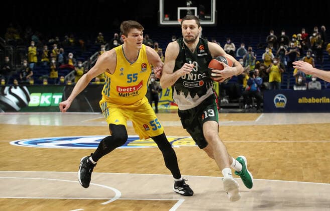 Ben Lammers, Dmitrii Uzinskii Aktion Spielszene Zweikampf Basketball Euroleague EL Herren Saison 2021 2022 02.02.2022 ALBA Berlin vs. UNICS Kazan