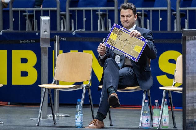 Basketball: EuroLeague, ALBA Berlin - UNICS Kazan, 24. Spieltag, Mercedes-Benz Arena. ALBAs Headcoach Israel Gonzalez haelt laechelnd einen Spielplan in der Hand. ALBA Berlin - UNICS Kazan