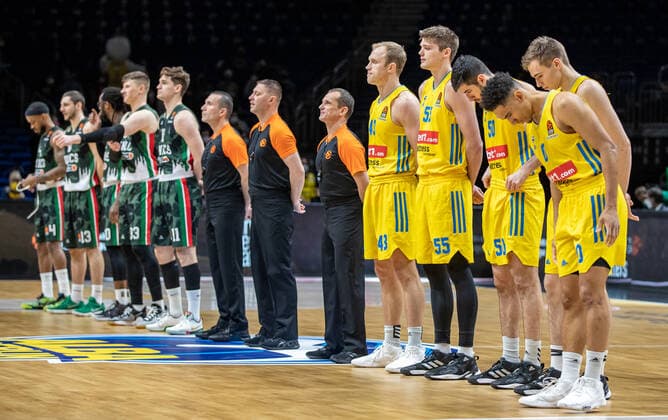 Basketball: EuroLeague, ALBA Berlin - UNICS Kazan, 24. Spieltag, Mercedes-Benz Arena. Beide Teams stehen vor Spielbeginn auf dem Court. ALBA Berlin - UNICS Kazan