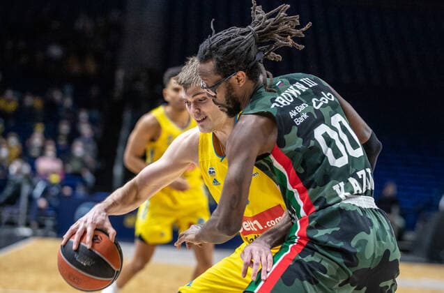 Basketball: EuroLeague, ALBA Berlin - UNICS Kazan, 24. Spieltag, Mercedes-Benz Arena. ALBAs Ben Lammers (l) kaempft gegen John Brown III von UNICS Kazan um den Ball. ALBA Berlin - UNICS Kazan