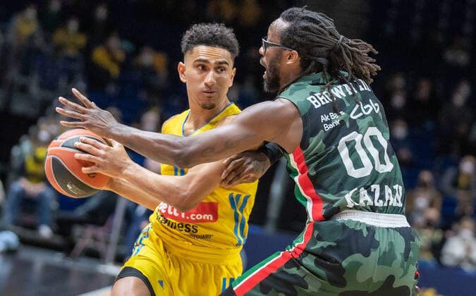 Basketball: EuroLeague, ALBA Berlin - UNICS Kazan, 24. Spieltag, Mercedes-Benz Arena. ALBAs Maodo Lo (l) kaempft gegen John Brown III von UNICS Kazan um den Ball. ALBA Berlin - UNICS Kazan