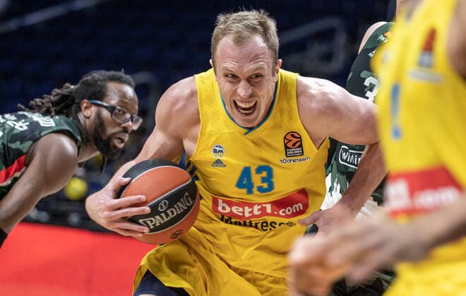 Basketball: EuroLeague, ALBA Berlin - UNICS Kazan, 24. Spieltag, Mercedes-Benz Arena. ALBAs Luke Sikma kaempft um den Ball. ALBA Berlin - UNICS Kazan