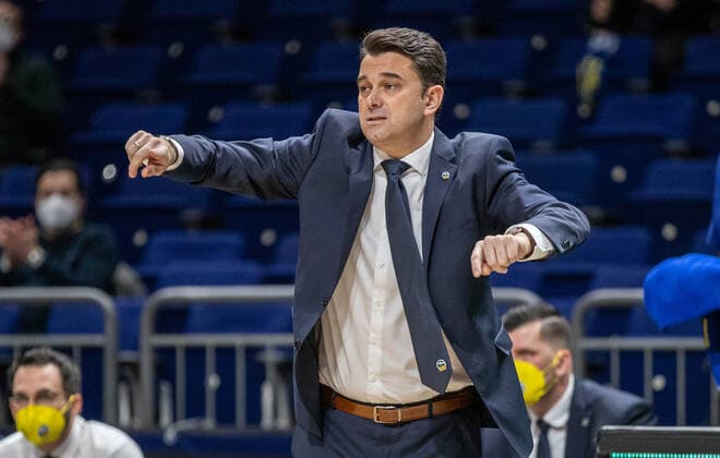 Basketball: EuroLeague, ALBA Berlin - UNICS Kazan, 24. Spieltag, Mercedes-Benz Arena. ALBAs Headcoach Israel Gonzalez steht gestikulierend am Rand des Courts. ALBA Berlin - UNICS Kazan