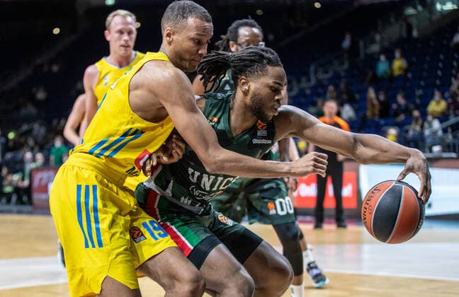 Basketball: EuroLeague, ALBA Berlin - UNICS Kazan, 24. Spieltag, Mercedes-Benz Arena. ALBAs Louis Olinde (l) kaempft gegen Jarrell Brantley von UNICS Kazan um den Ball. ALBA Berlin - UNICS Kazan
