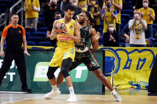 Johannes Thiemann, Jarrell Brantley Aktion Spielszene Zweikampf Basketball Euroleague EL Herren Saison 2021 2022 02.02.2022 ALBA Berlin vs. UNICS Kazan