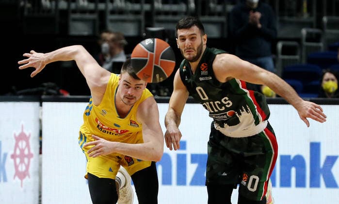 Jonas Mattissek, Marco Spissu Aktion Spielszene Zweikampf Basketball Euroleague EL Herren Saison 2021 2022 02.02.2022 ALBA Berlin vs. UNICS Kazan