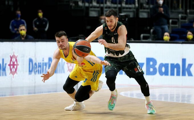 Jonas Mattissek, Marco Spissu Aktion Spielszene Zweikampf Basketball Euroleague EL Herren Saison 2021 2022 02.02.2022 ALBA Berlin vs. UNICS Kazan