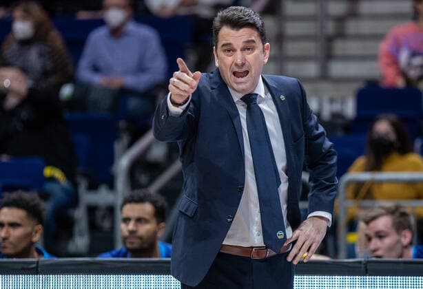 Basketball: EuroLeague, ALBA Berlin - UNICS Kazan, 24. Spieltag, Mercedes-Benz Arena. ALBAs Headcoach Israel Gonzalez zeigt in eine Richtung. ALBA Berlin - UNICS Kazan