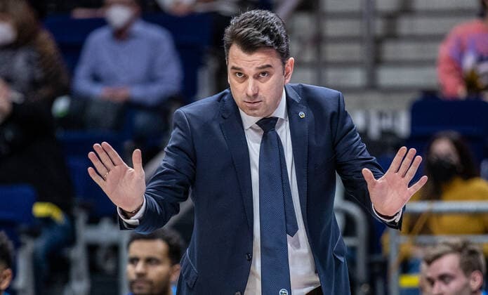 Basketball: EuroLeague, ALBA Berlin - UNICS Kazan, 24. Spieltag, Mercedes-Benz Arena. ALBAs Headcoach Israel Gonzalez steht gestikulierend am Rand des Courts. ALBA Berlin - UNICS Kazan