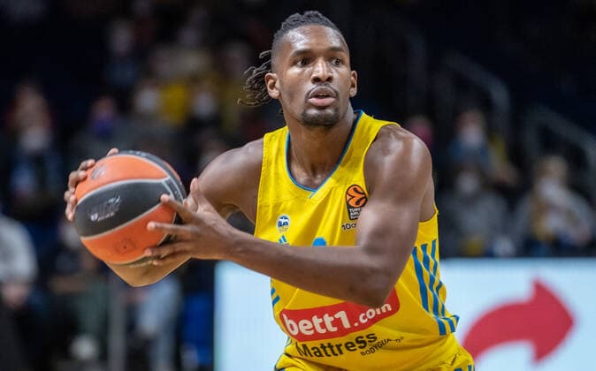 Basketball: EuroLeague, ALBA Berlin - UNICS Kazan, 24. Spieltag, Mercedes-Benz Arena. ALBAs Jaleen Smith spielt den Ball. ALBA Berlin - UNICS Kazan