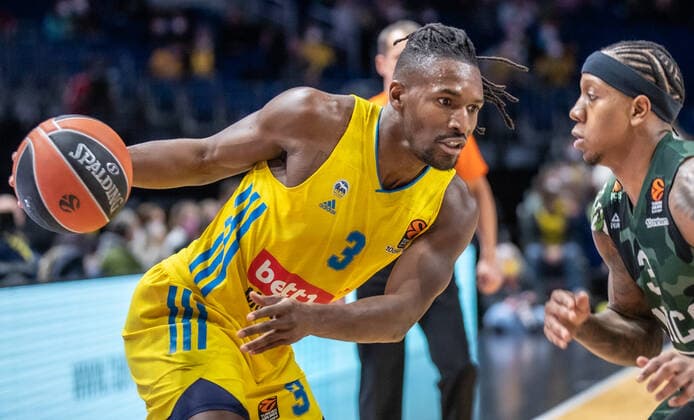 Basketball: EuroLeague, ALBA Berlin - UNICS Kazan, 24. Spieltag, Mercedes-Benz Arena. ALBAs Jaleen Smith (l) kaempft gegen Isaiah Canaan von UNICS Kazan um den Ball. ALBA Berlin - UNICS Kazan