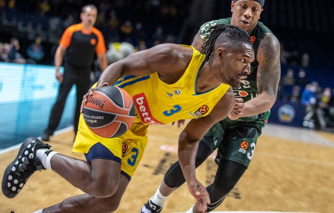 Basketball: EuroLeague, ALBA Berlin - UNICS Kazan, 24. Spieltag, Mercedes-Benz Arena. ALBAs Jaleen Smith (l) kaempft gegen Isaiah Canaan von UNICS Kazan um den Ball. ALBA Berlin - UNICS Kazan