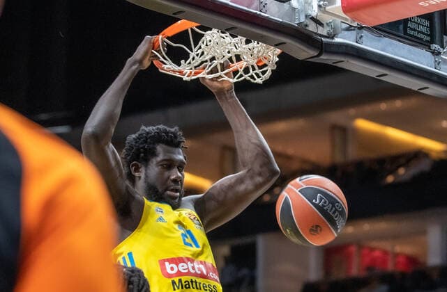 Basketball: EuroLeague, ALBA Berlin - UNICS Kazan, 24. Spieltag, Mercedes-Benz Arena. ALBAs Christ Koumadje legt den Ball in den Korb und haengt daran. ALBA Berlin - UNICS Kazan