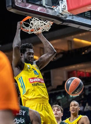 Basketball: EuroLeague, ALBA Berlin - UNICS Kazan, 24. Spieltag, Mercedes-Benz Arena. ALBAs Christ Koumadje legt den Ball in den Korb und haengt daran. ALBA Berlin - UNICS Kazan