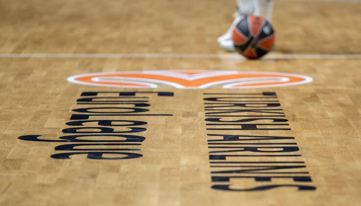 Basketball: EuroLeague, ALBA Berlin - UNICS Kazan, 24. Spieltag, Mercedes-Benz Arena. Ein Basketball liegt neben dem Schriftzug von Turkish Airlines EuroLeague auf dem Court. ALBA Berlin - UNICS Kazan
