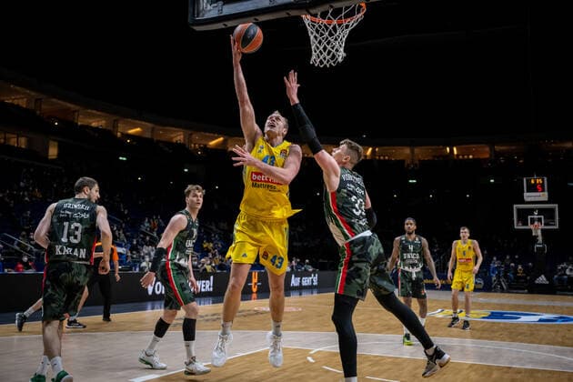Basketball Berlin 02.02.2022 Saison 2021 2022 Euroleague Regular Season Alba Berlin - UNICS Kazan Luke Sikma (Alba Berlin, No.43) Andrey Vorontsevich (Kazan, No.33)