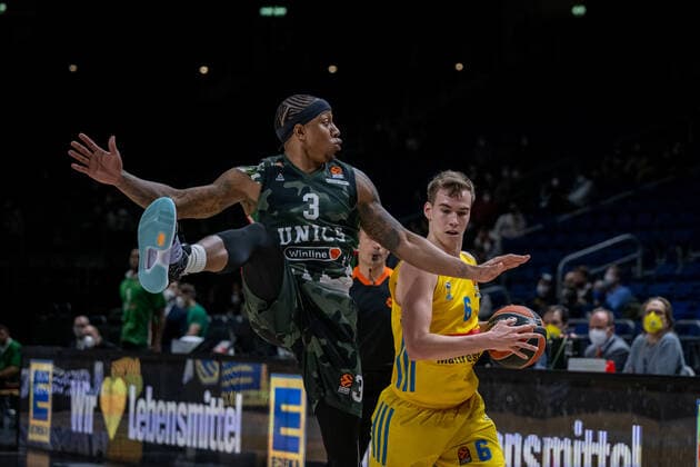 Basketball Berlin 02.02.2022 Saison 2021 2022 Euroleague Regular Season Alba Berlin - UNICS Kazan Malte Delow (Alba Berlin, No.06) Isaiah Canaan (Kazan, No.03)