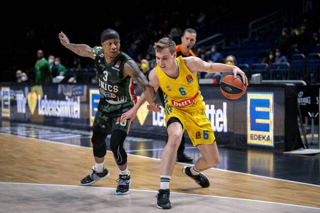 Basketball Berlin 02.02.2022 Saison 2021 2022 Euroleague Regular Season Alba Berlin - UNICS Kazan Malte Delow (Alba Berlin, No.06) Isaiah Canaan (Kazan, No.03)