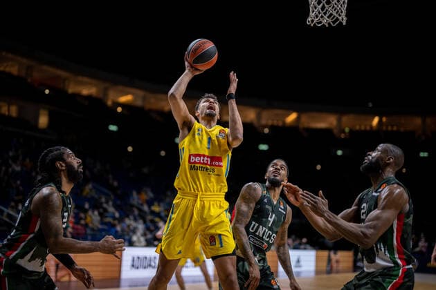 Basketball Berlin 02.02.2022 Saison 2021 2022 Euroleague Regular Season Alba Berlin - UNICS Kazan Oscar Da Silva (Alba Berlin, No.01) Lorenzo Brown (Kazan, No.04)