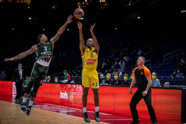 Basketball Berlin 02.02.2022 Saison 2021 2022 Euroleague Regular Season Alba Berlin - UNICS Kazan Jaleen Smith (Alba Berlin, No.03) Isaiah Canaan (Kazan, No.03)