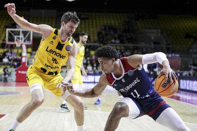 Matt Mitchell 11 et Aaron Doomekamp 42 BASKET BALL : SIG Strasbourg vs Tenerife - Ligue des Champions - 02 02 2022 ElyxandroCegarra Panoramic 