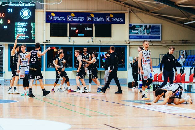 BB-2BL BSW Sixers - WWU Baskets Münster Jubel bei WWU Baskets Münster nach dem Sieg waehrend der Saison 2021-22 (Herren) in der Barmer 2. Bundesliga ProB zwischen BSW Sixers und SCH - WWU Baskets Münster in der Ballsporthalle Sandersdorf am 2. February 2022 in Sandersdorf, Sachsen Anhalt, Deutschland