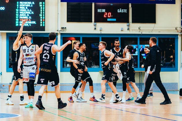 BB-2BL BSW Sixers - WWU Baskets Münster Jubel bei WWU Baskets Münster nach dem Sieg waehrend der Saison 2021-22 (Herren) in der Barmer 2. Bundesliga ProB zwischen BSW Sixers und SCH - WWU Baskets Münster in der Ballsporthalle Sandersdorf am 2. February 2022 in Sandersdorf, Sachsen Anhalt, Deutschland